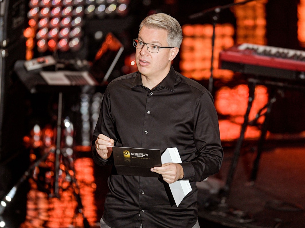 Frank Thelen, Unternehmer, steht als Laudator während der Verleihung des 10. Deutschen Radiopreises auf der Bühne. +++ dpa-Bildfunk +++