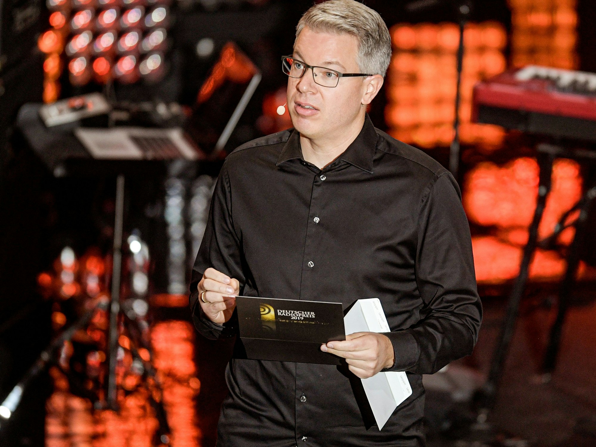 Frank Thelen, Unternehmer, steht als Laudator während der Verleihung des 10. Deutschen Radiopreises auf der Bühne. +++ dpa-Bildfunk +++