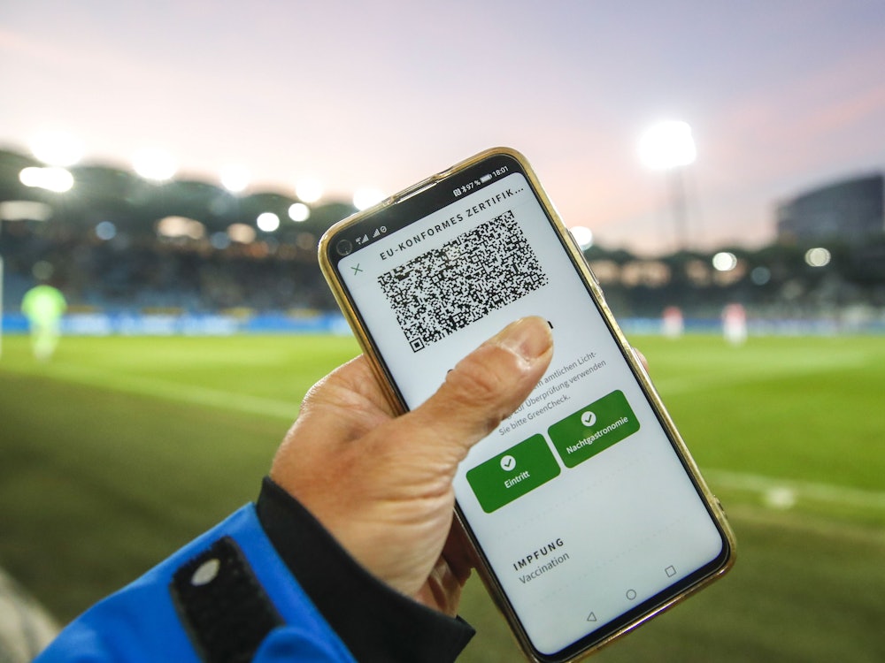 Graz, Österreich: Ein Corona-Impfnachweis auf einem Smartphone in der App „Grüner Pass“ wird gezeigt.