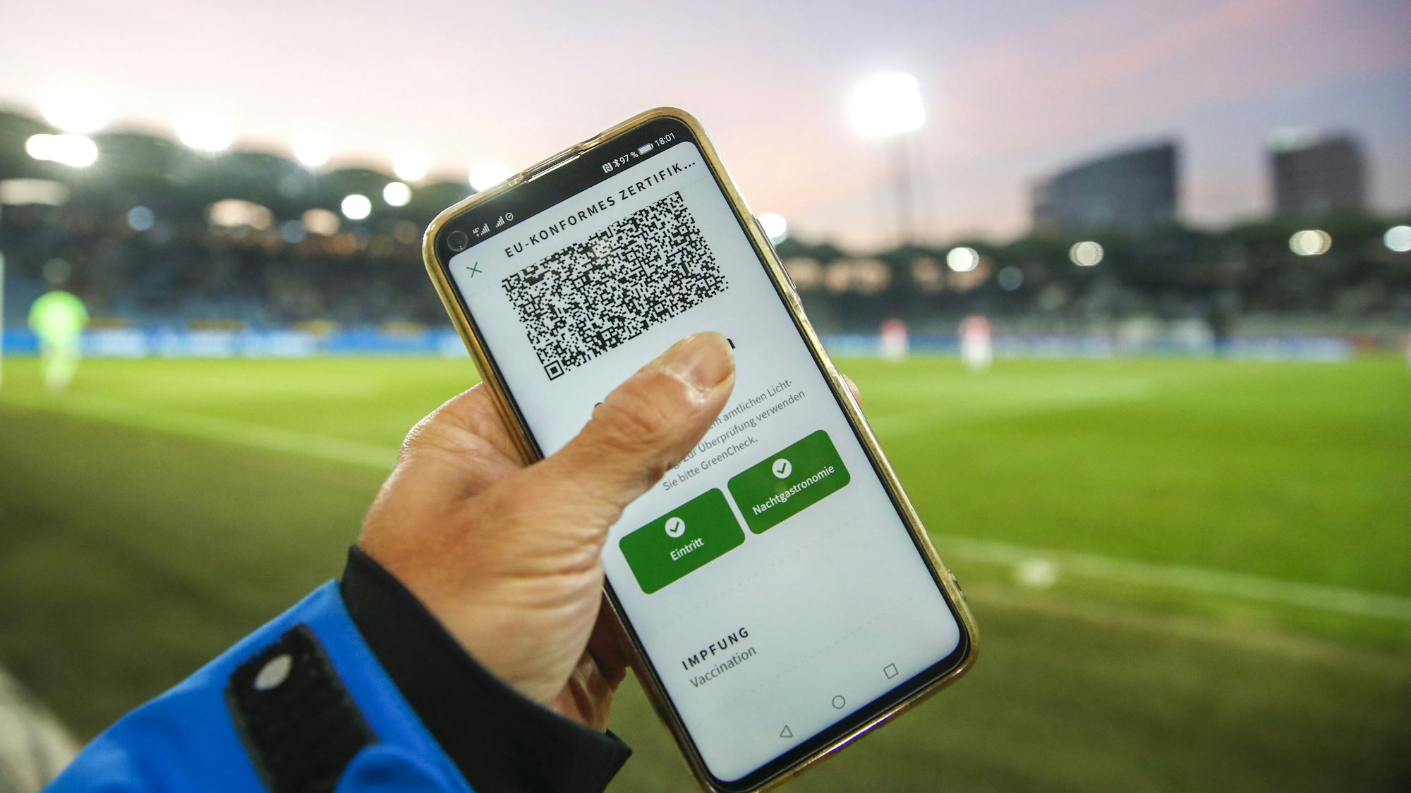 Graz, Österreich: Ein Corona-Impfnachweis auf einem Smartphone in der App „Grüner Pass“ wird gezeigt.