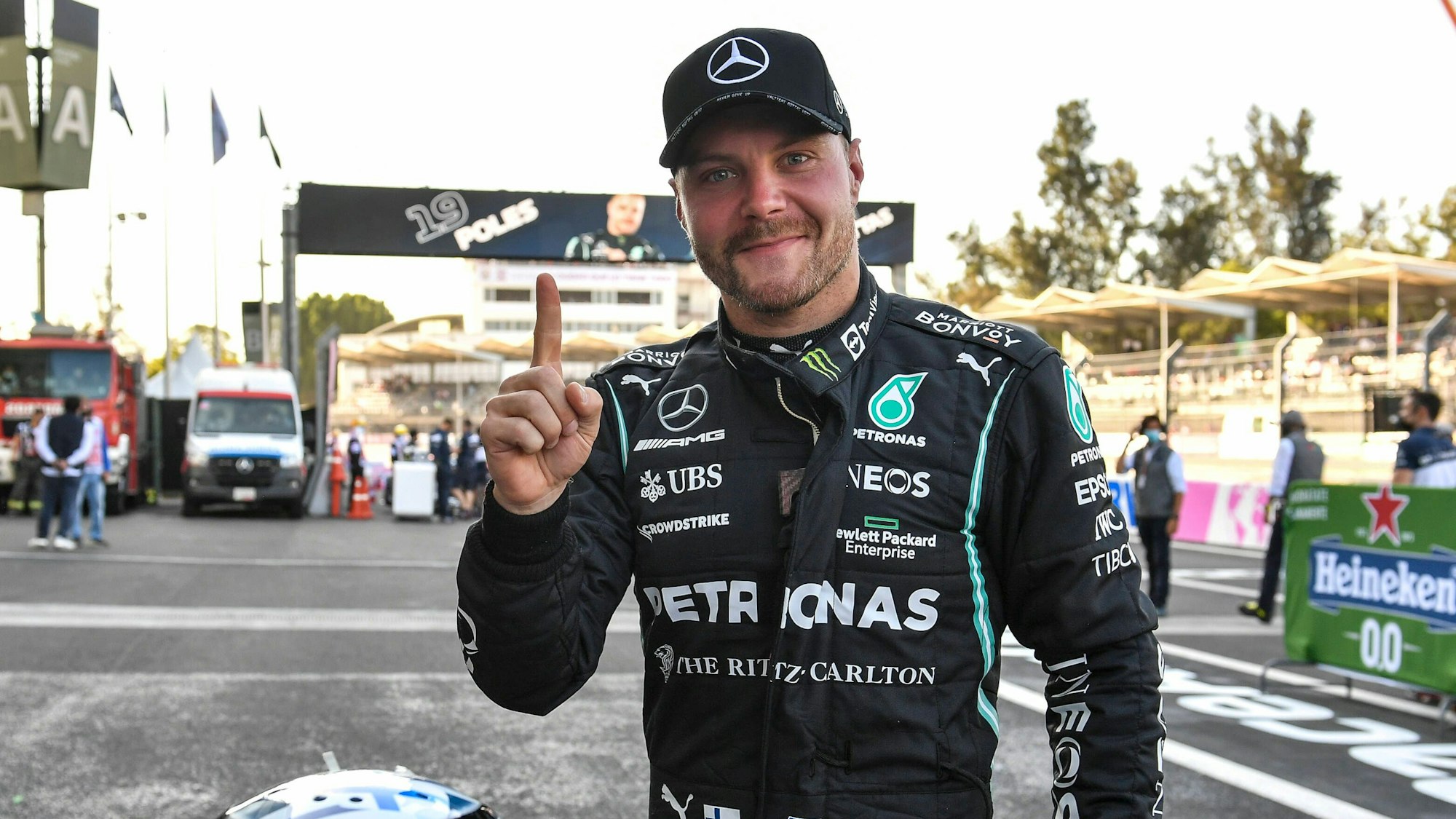 Valtteri Bottas freut sich über seine Poleposition in Mexiko