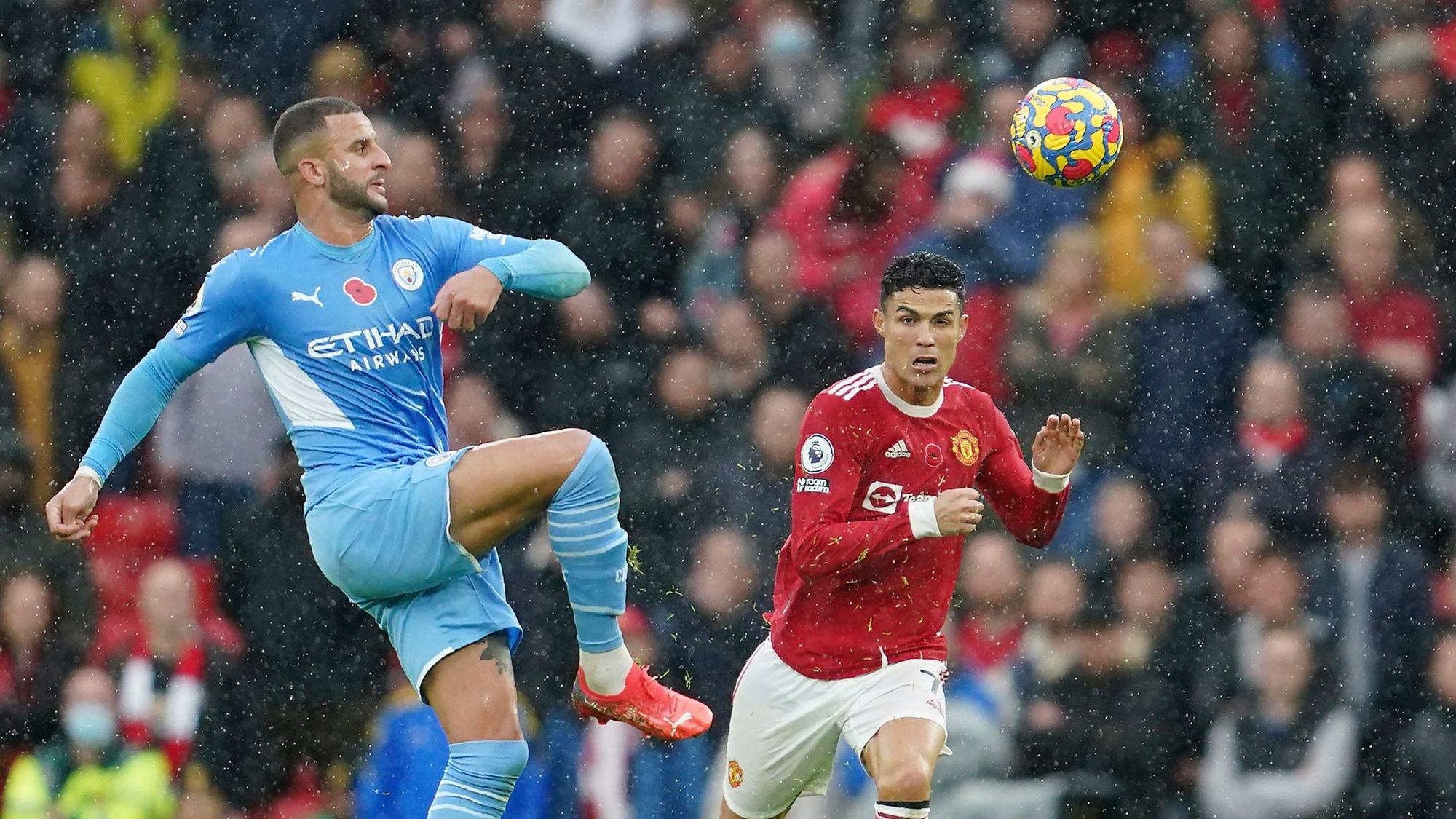Kyle Walker spielt den Ball, Cristiano Ronaldo kommt zu spät