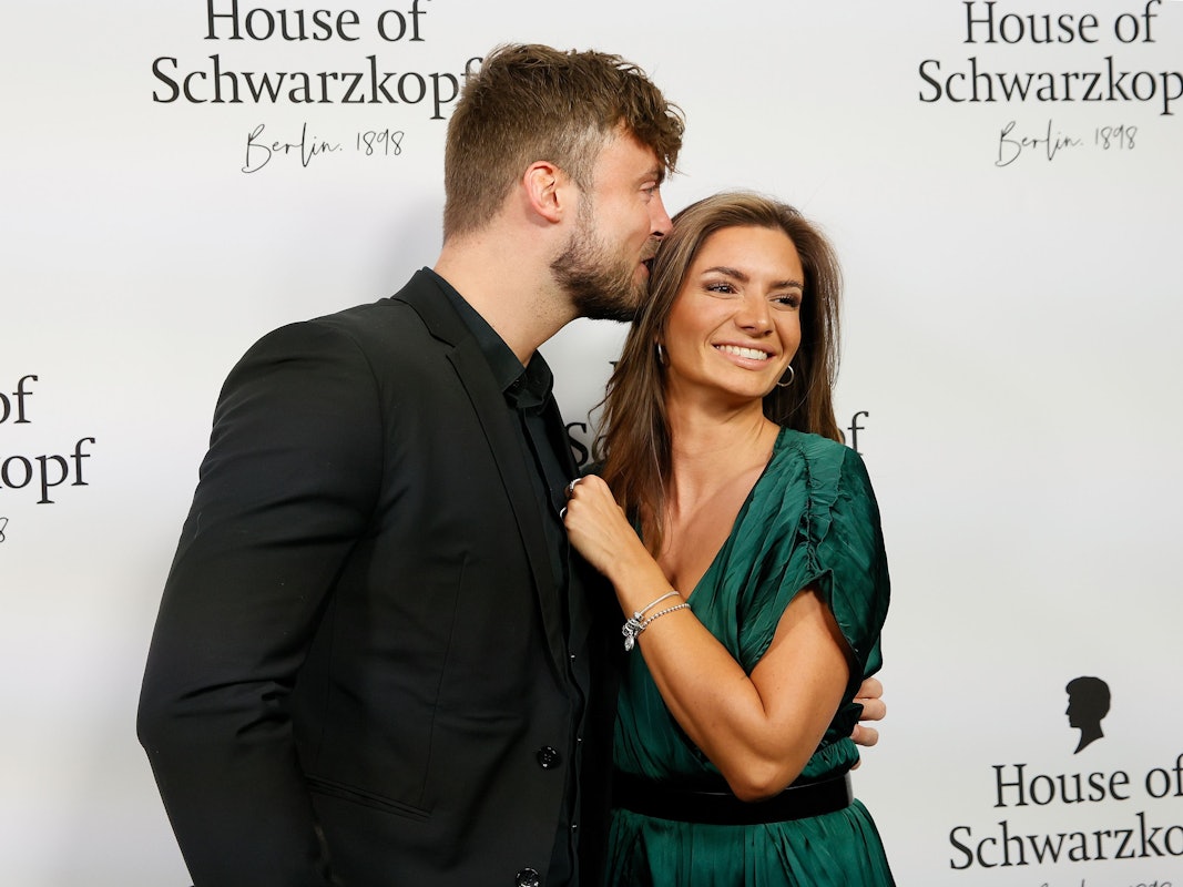 Niko Griesert und Michèle de Roos posieren vor den Fotografen am Eingang zum Grand Opening House of Schwarzkopf – Berlin.
