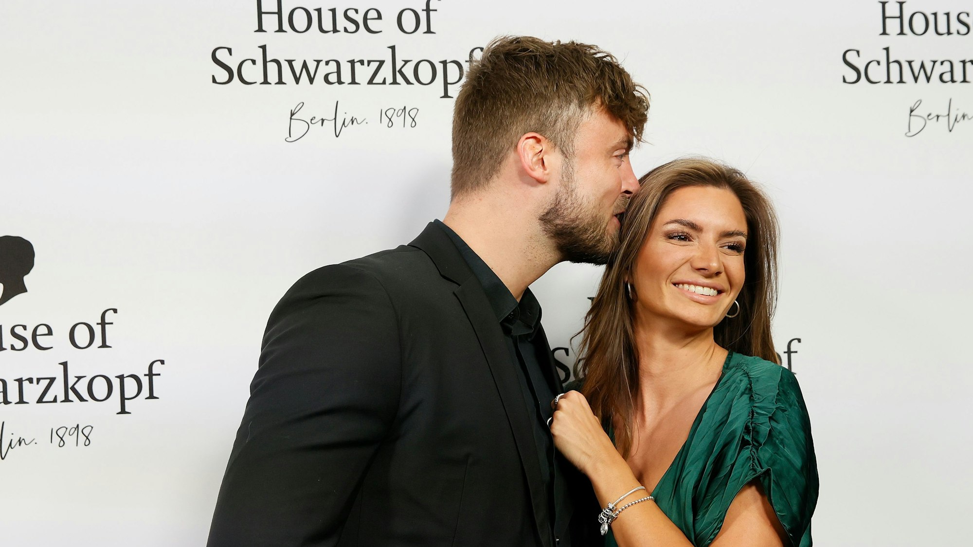 Niko Griesert und Michèle de Roos posieren vor den Fotografen.