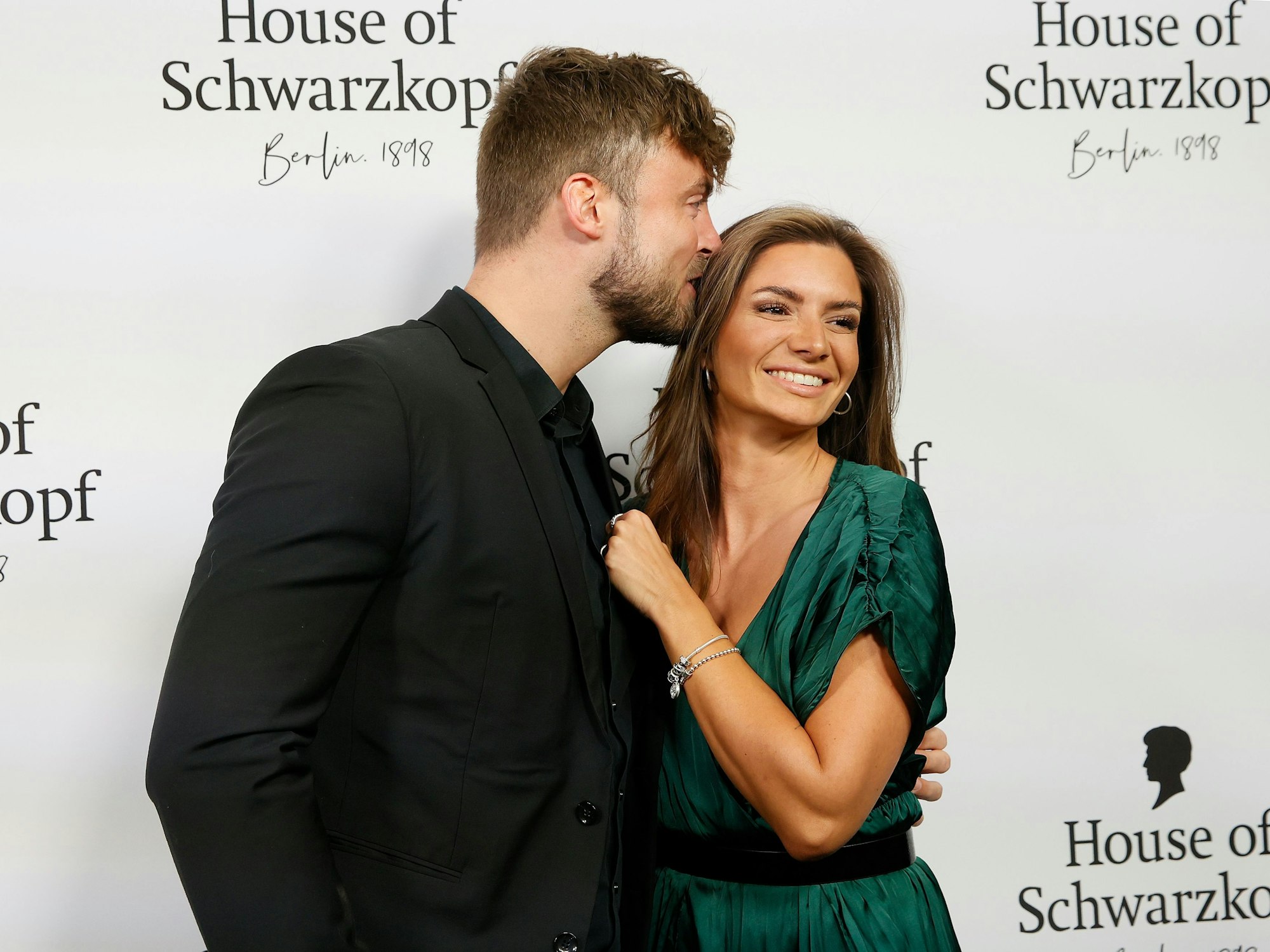 Niko Griesert (l) und Michèle de Roos (r) posieren vor den Fotografen am Eingang zum Grand Opening House of Schwarzkopf - Berlin.