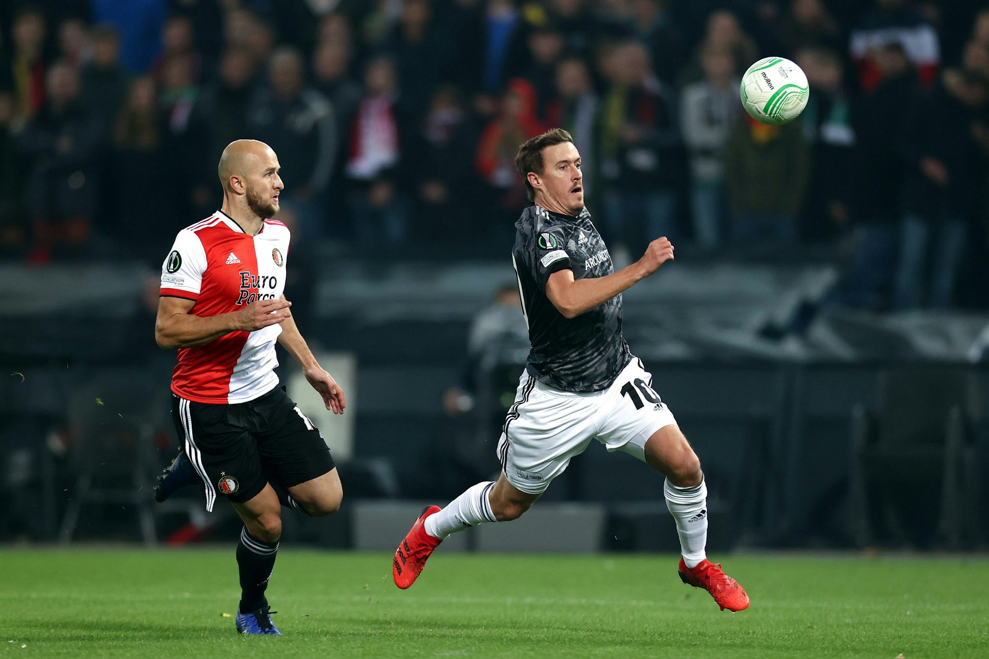 Max Kruse im Zweikampf mit Gernot Trauner