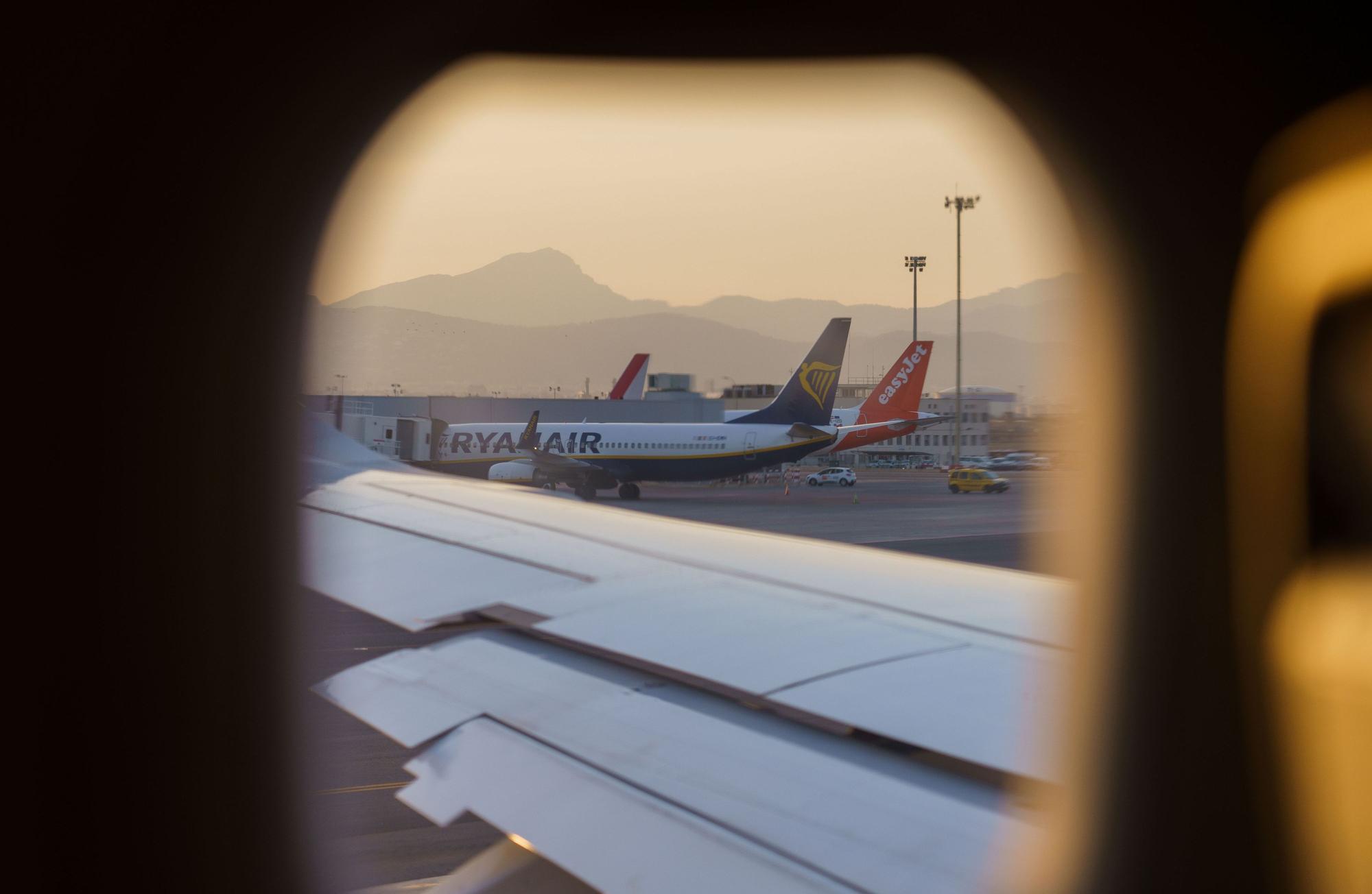 Eine Ryanair-Maschine und eine Maschine von EasyJet stehen auf dem Vorfeld.