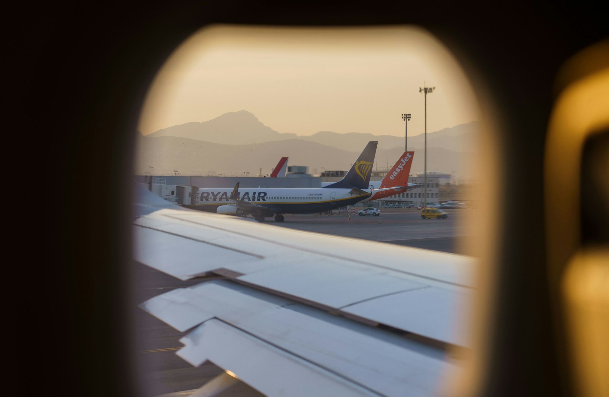 Eine Ryanair-Maschine und eine Maschine von EasyJet stehen auf dem Vorfeld.