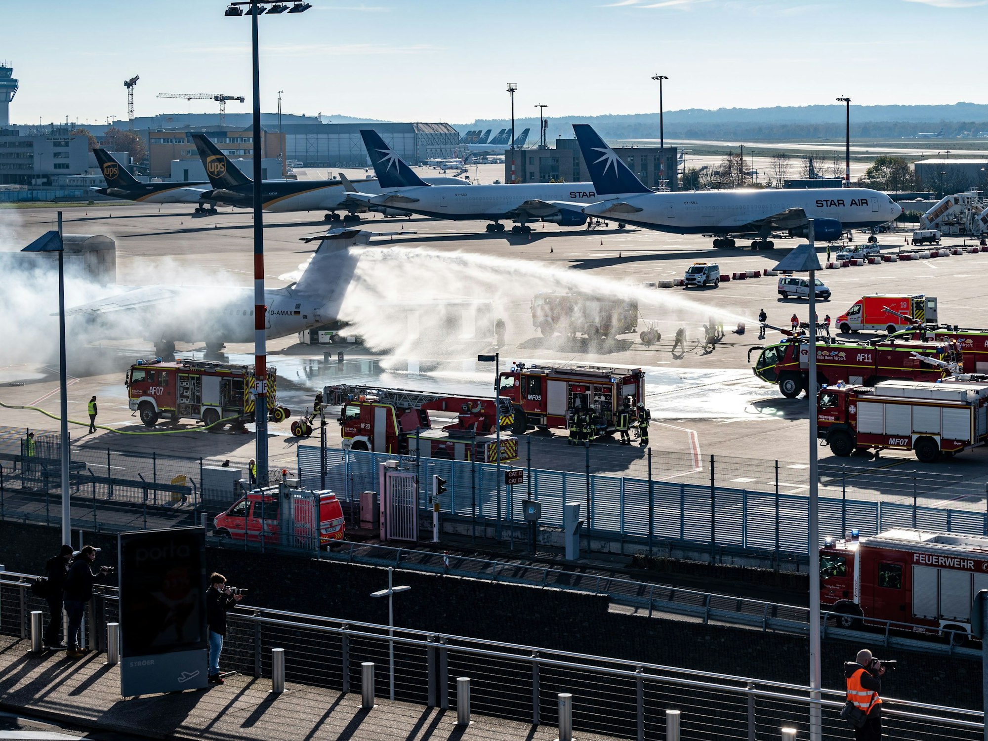 An einem brennenden Flugzeug führt die Feuerwehr eine ICAO-Notfallübung auf dem Flughafen Köln-Bonn durch.