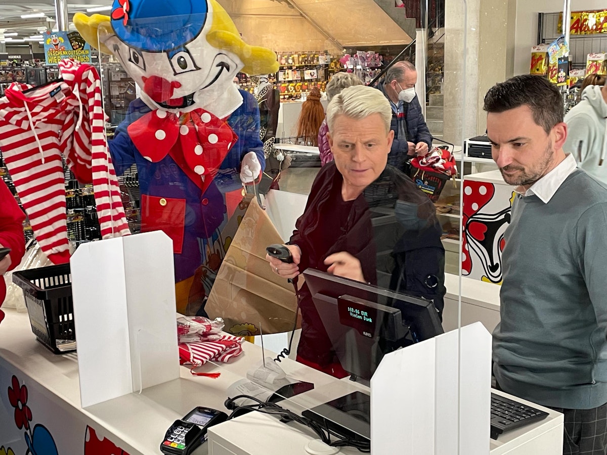 Fernsehstar Guido Cantz und Deiters-Geschäftsführer Björn Lindert bei der Arbeit an der Kasse.