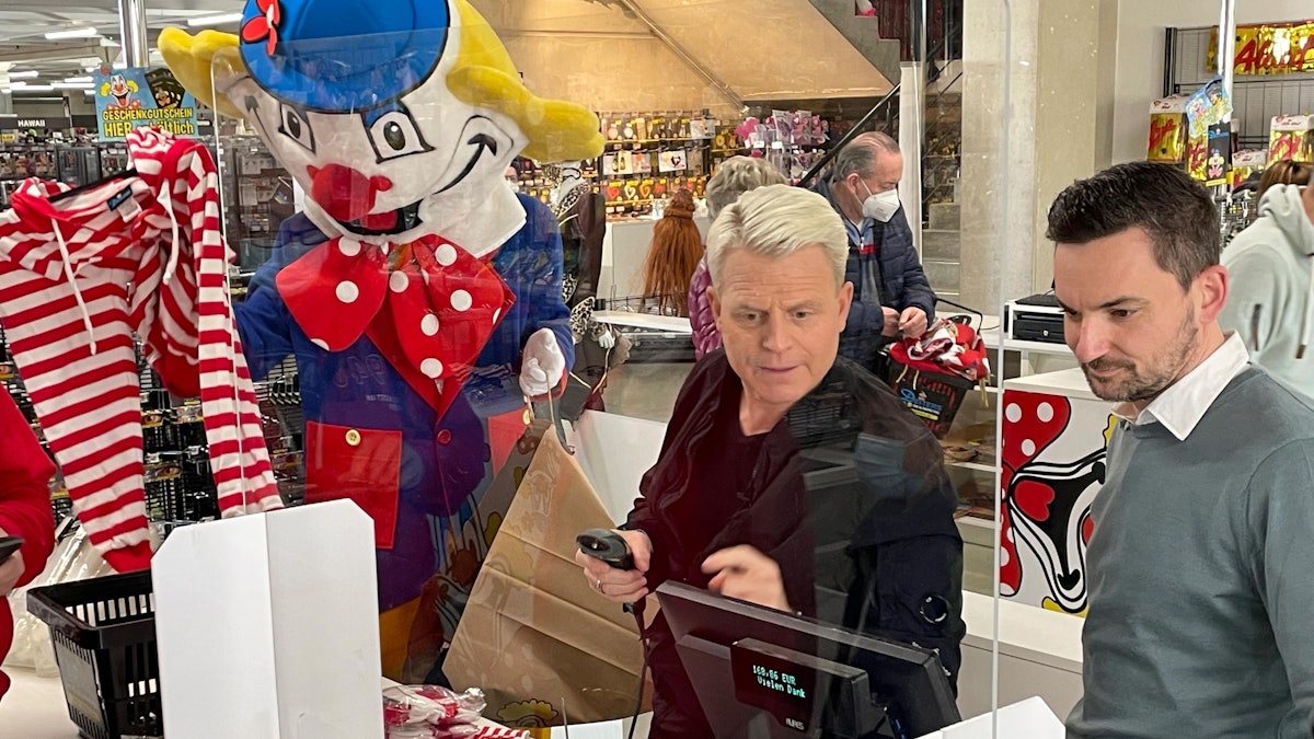 Fernsehstar Guido Cantz und Deiters-Geschäftsführer Björn Lindert bei der Arbeit an der Kasse.
