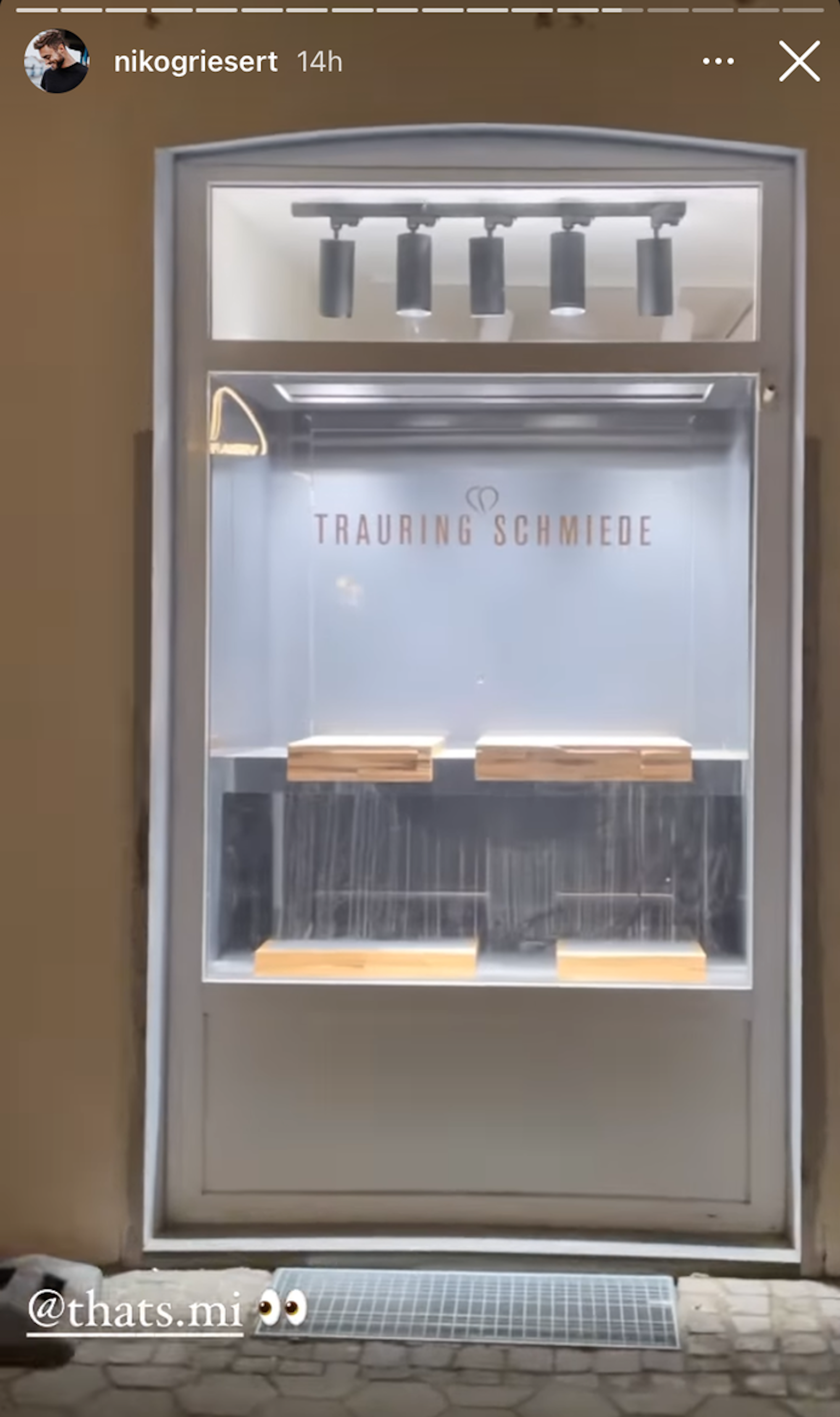 Das Schaufenster einer Trauring-Schmiede.