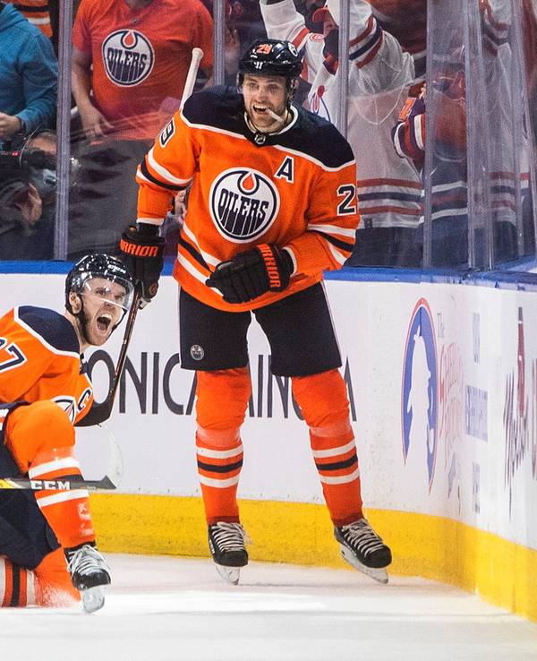 Connor McDavid (97) und Leon Draisaitl (29) von den Edmonton Oilers feiern ein Tor gegen die New York Rangers während des dritten Drittels.