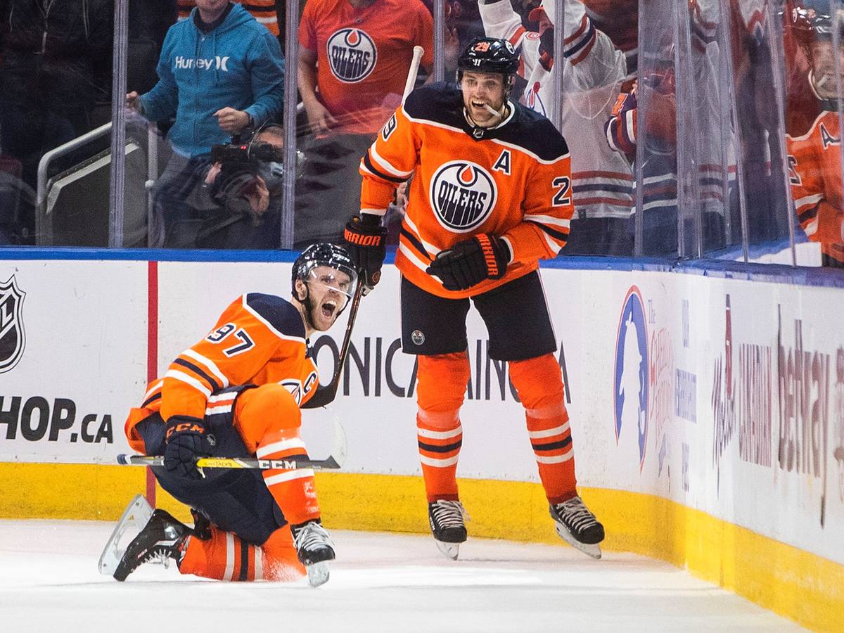 Connor McDavid (97) und Leon Draisaitl (29) von den Edmonton Oilers feiern ein Tor gegen die New York Rangers während des dritten Drittels.