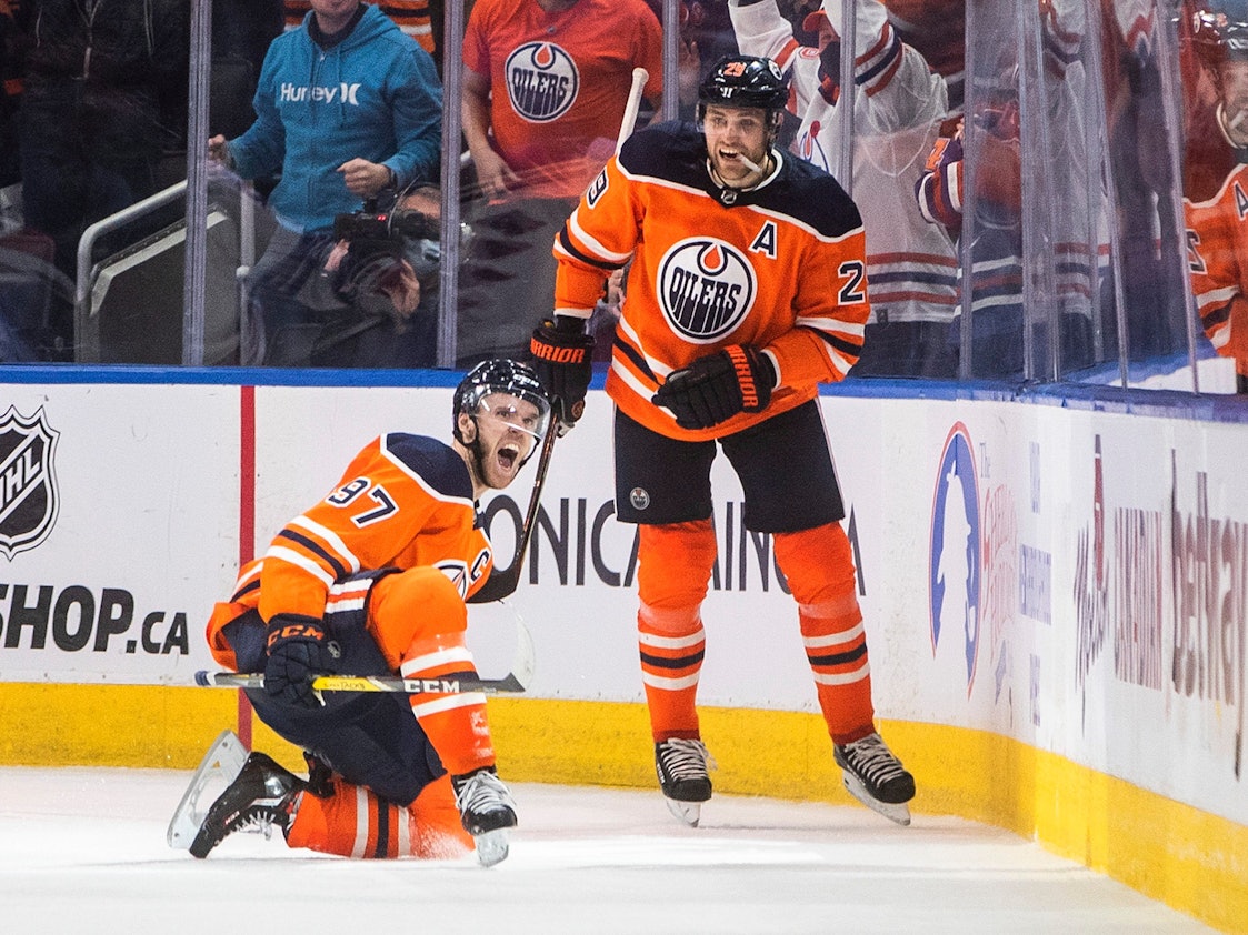 Connor McDavid (97) und Leon Draisaitl (29) von den Edmonton Oilers feiern ein Tor gegen die New York Rangers während des dritten Drittels.