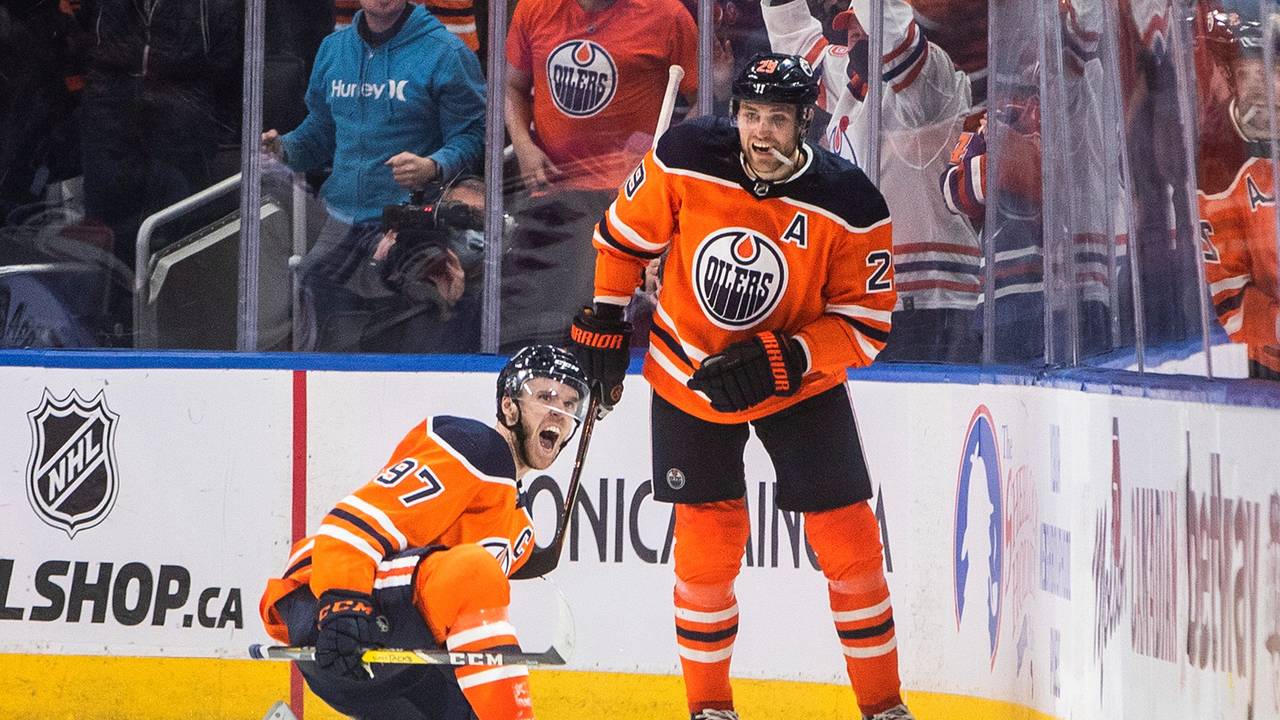 Connor McDavid (97) und Leon Draisaitl (29) von den Edmonton Oilers feiern ein Tor gegen die New York Rangers während des dritten Drittels.