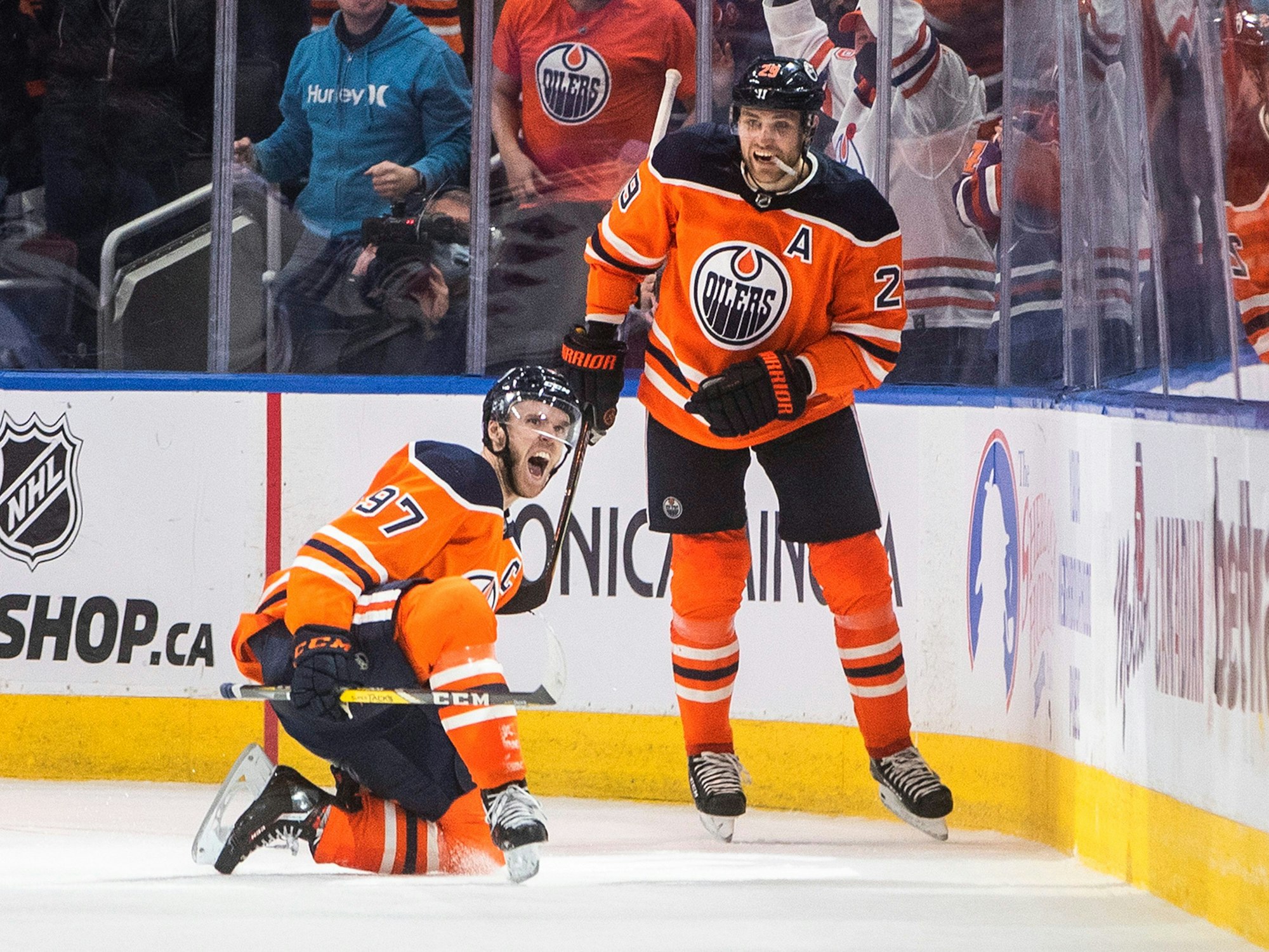 Connor McDavid (97) und Leon Draisaitl (29) von den Edmonton Oilers feiern ein Tor gegen die New York Rangers während des dritten Drittels.