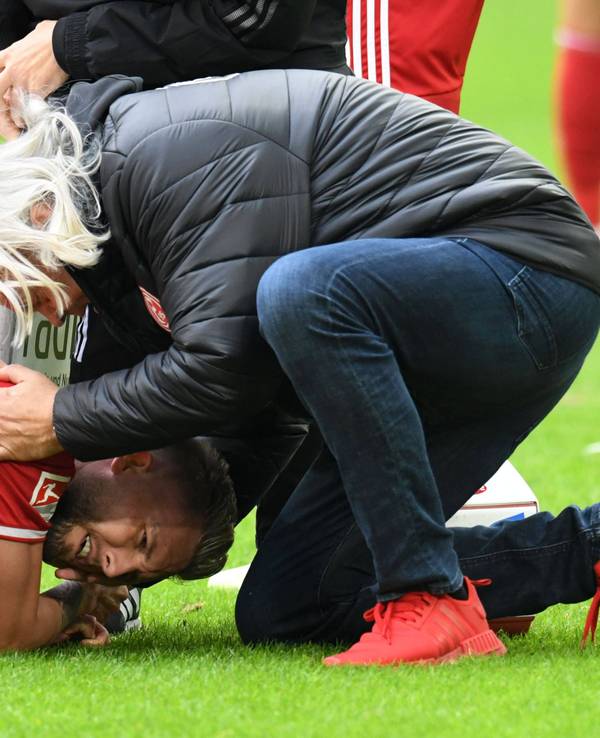 Der Mannschaftsarzt von Fortuna Düsseldorf, Dr. Ulf Blecker, kümmert sich um den verletzten Andre Hoffmann.
