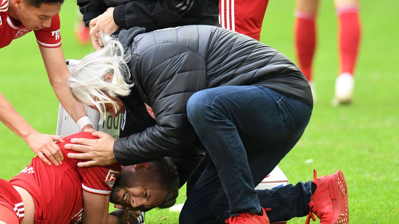 Der Mannschaftsarzt von Fortuna Düsseldorf, Dr. Ulf Blecker, kümmert sich um den verletzten Andre Hoffmann.