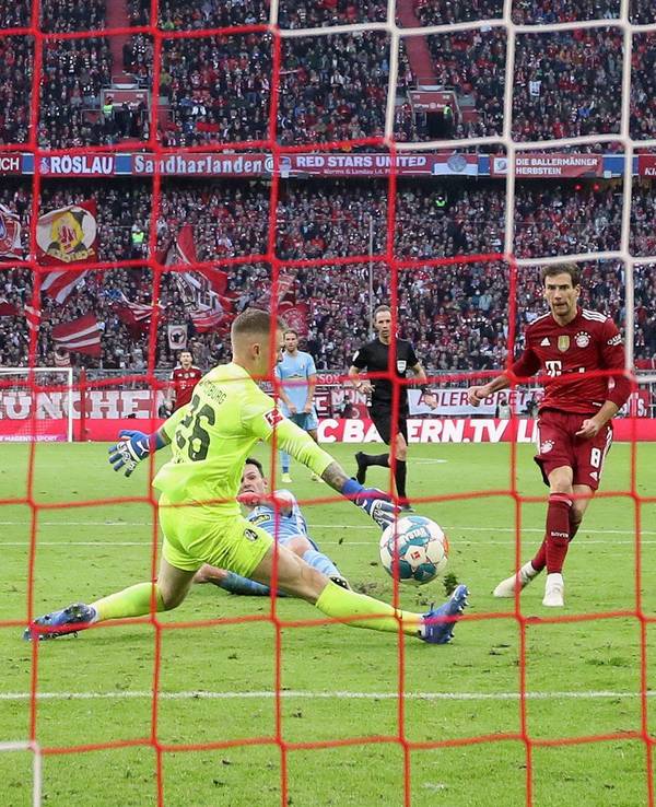 Leon Goretzka (München) trifft gegen Freiburgs Mark Flekken.