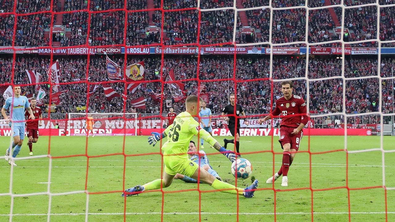 Leon Goretzka (München) trifft gegen Freiburgs Mark Flekken.