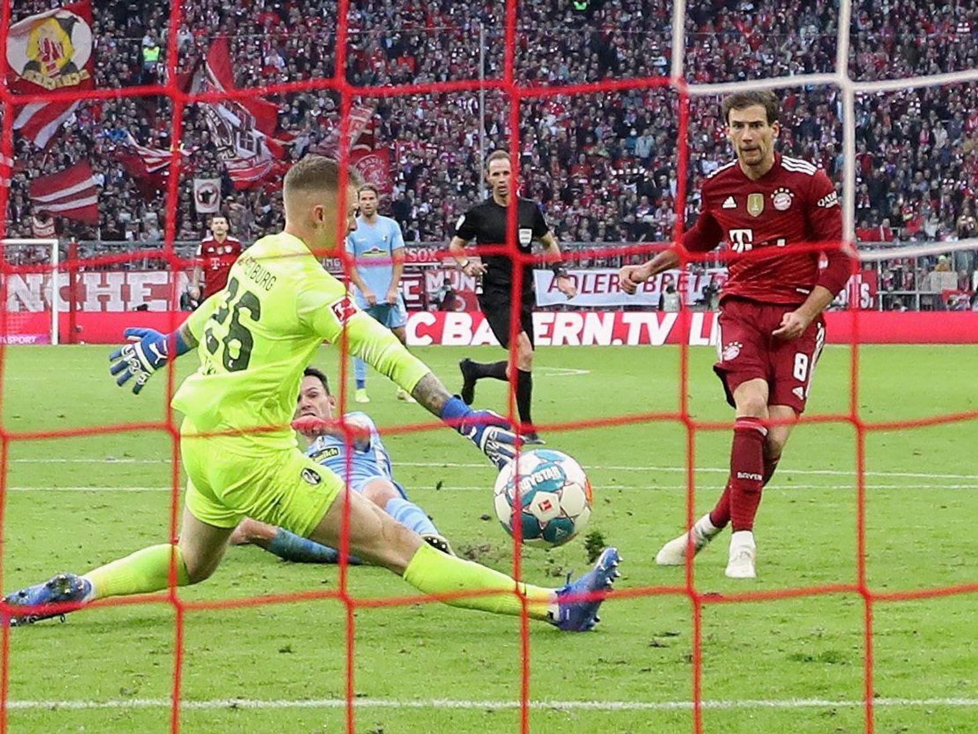 Leon Goretzka (München) trifft gegen Freiburgs Mark Flekken.