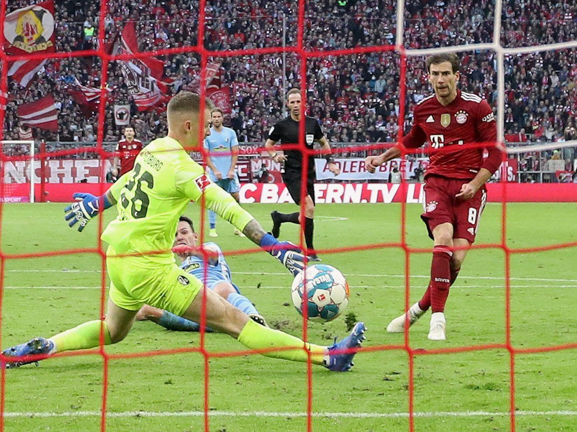 Leon Goretzka (München) trifft gegen Freiburgs Mark Flekken.