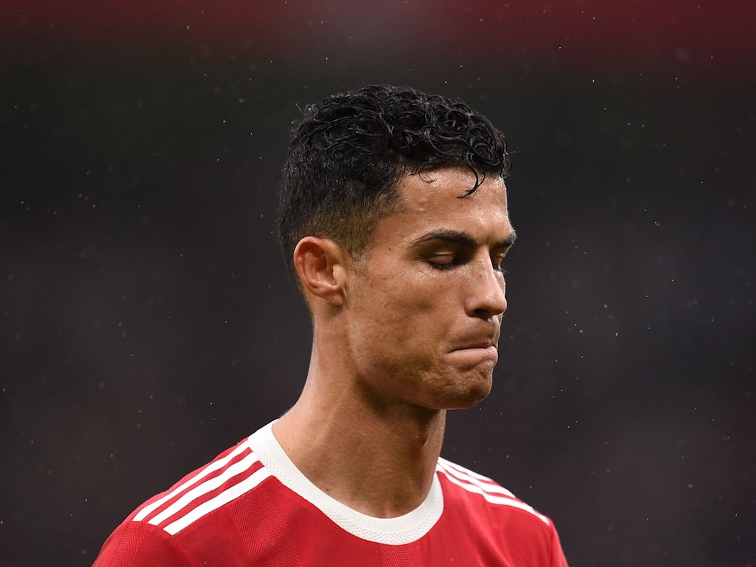 Cristiano Ronaldo steht enttäuscht auf dem Rasen