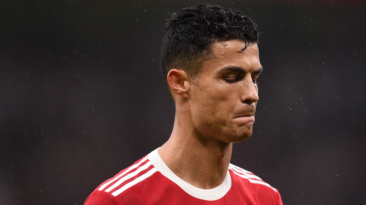 Cristiano Ronaldo steht enttäuscht auf dem Rasen