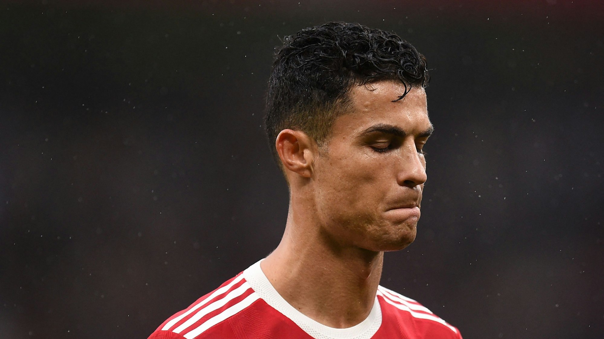 Cristiano Ronaldo steht enttäuscht auf dem Rasen