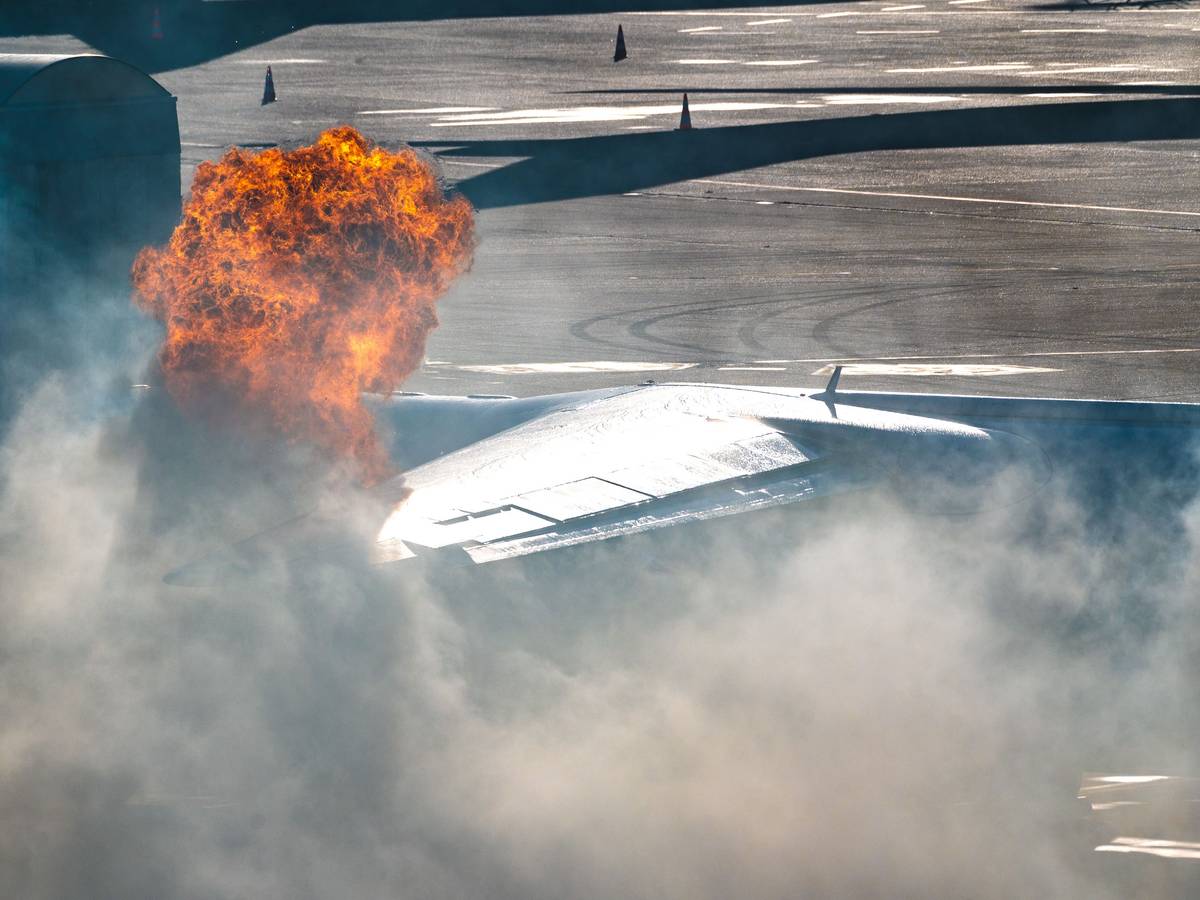 Explosion an einem Flugzeug. An einem brennenden Flugzeug führt die Feuerwehr eine ICAO-Notfallübung auf dem Flughafen Köln-Bonn durch.