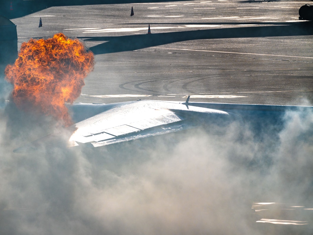Explosion an einem Flugzeug. An einem brennenden Flugzeug führt die Feuerwehr eine ICAO-Notfallübung auf dem Flughafen Köln-Bonn durch.