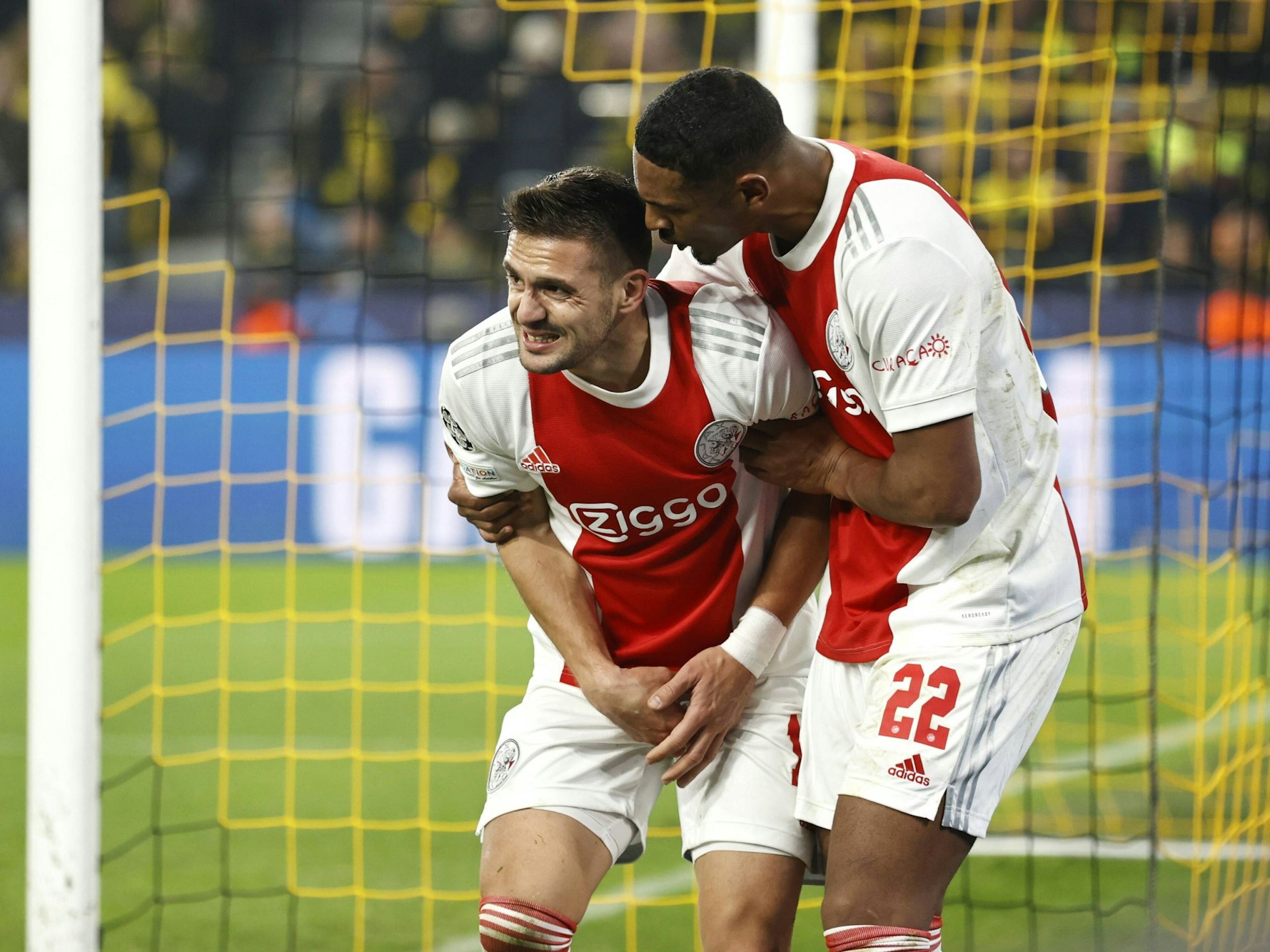 Dusan Tadic (Ajax) tat sich beim Tor gegen den BVB weh.