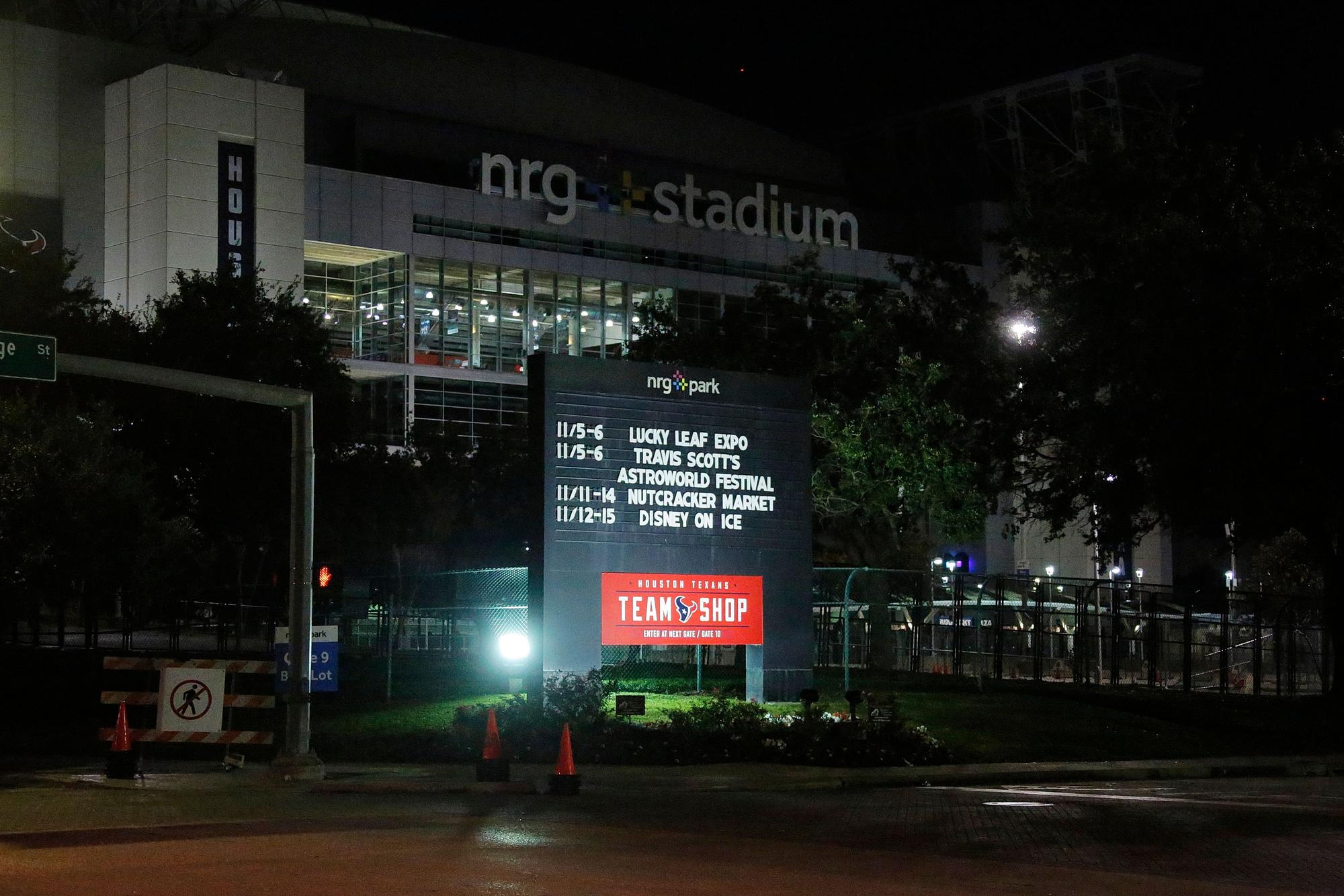 Ein Schild mit der Aufschrift „Astroworld Festival“ ist vor dem NRG Stadium aufgestellt.
