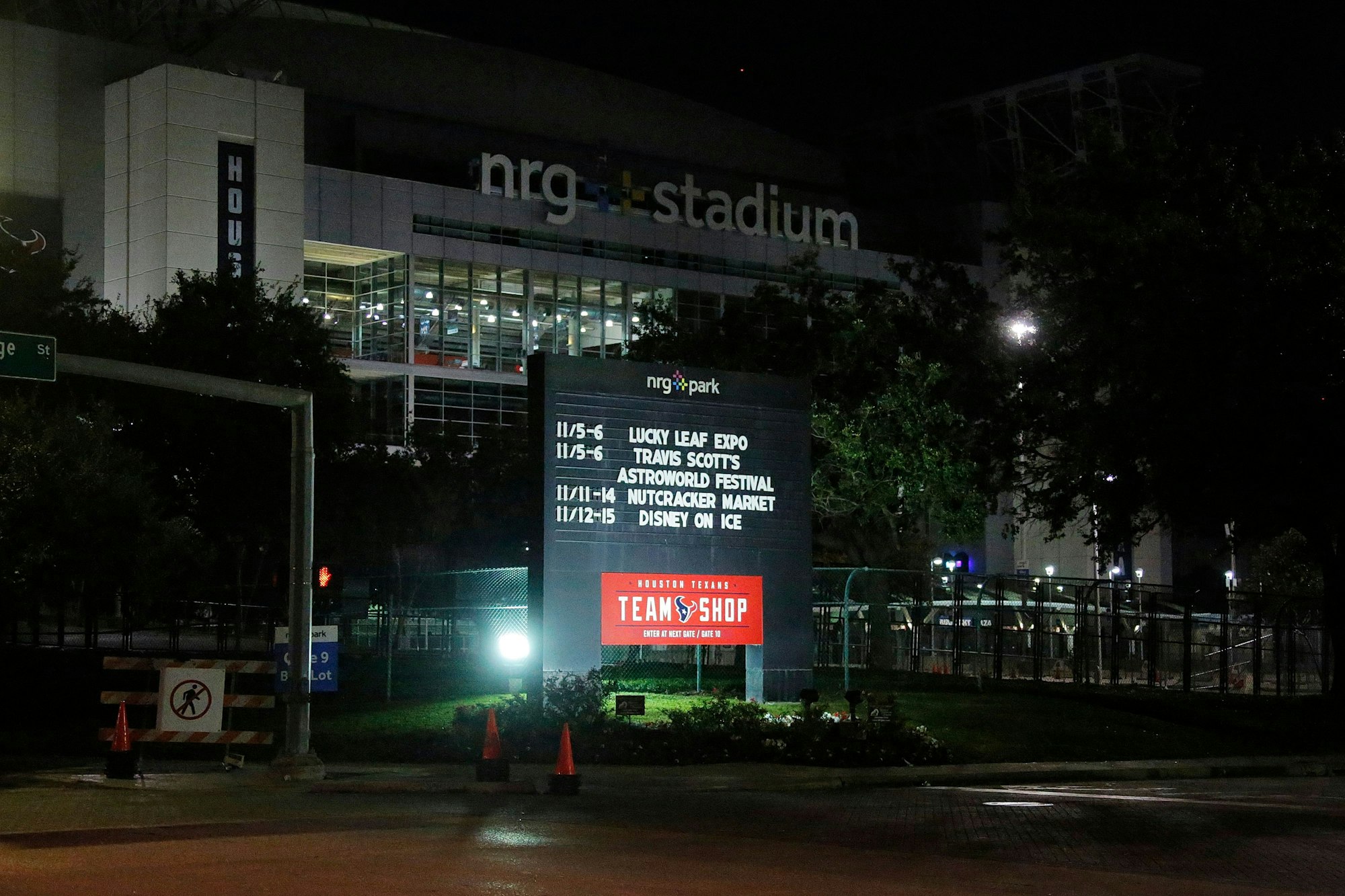Ein Schild mit der Aufschrift „Astroworld Festival“ ist vor dem NRG Stadium aufgestellt.