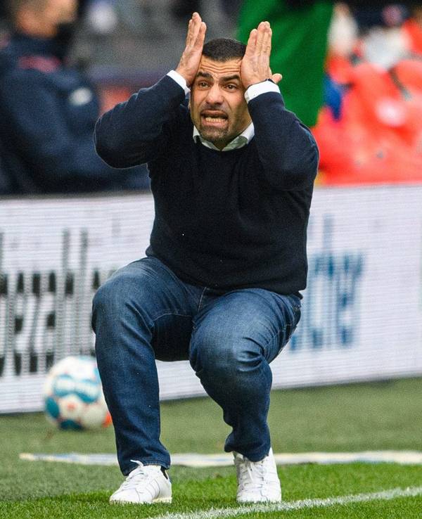 Dimitrios Grammozis von Schalke 04 an der Seitenlinie.