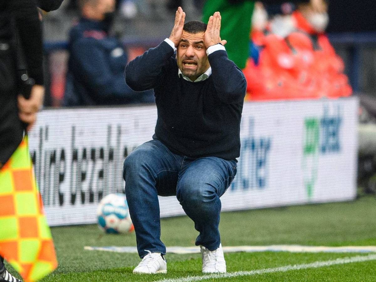 Dimitrios Grammozis von Schalke 04 an der Seitenlinie.