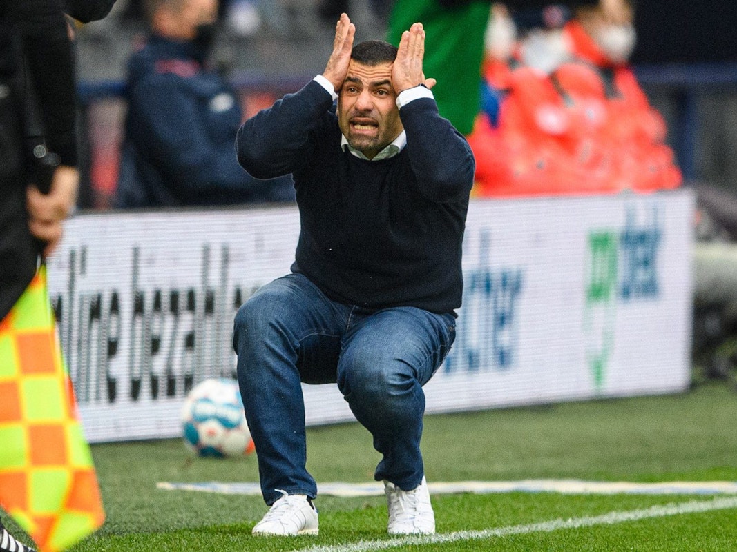 Dimitrios Grammozis von Schalke 04 an der Seitenlinie.