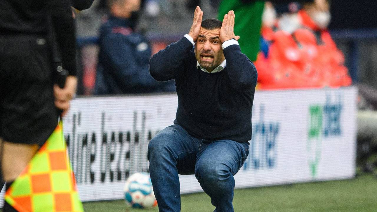 Dimitrios Grammozis von Schalke 04 an der Seitenlinie.