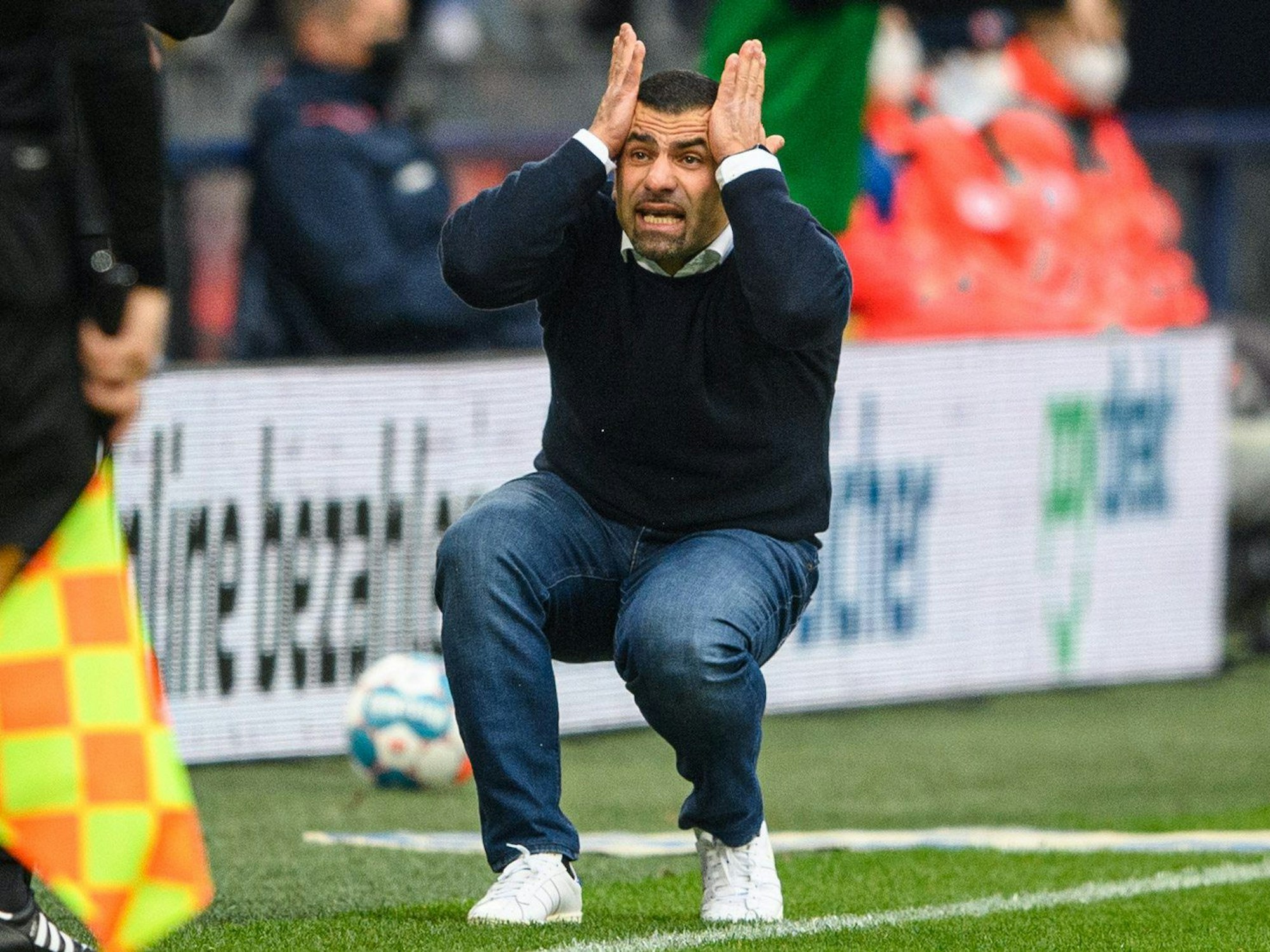 Dimitrios Grammozis von Schalke 04 an der Seitenlinie.