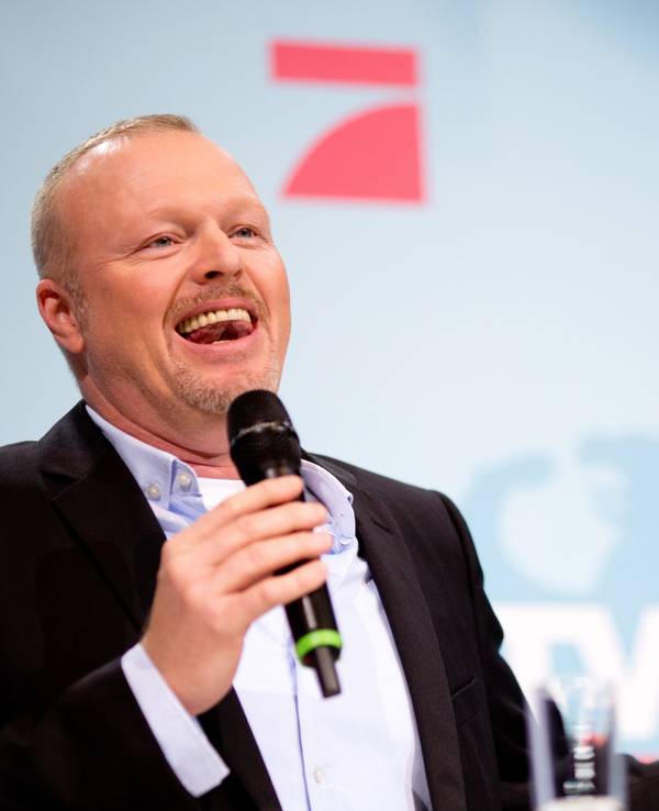 Moderator Stefan Raab lacht am 30.08.2013 in dem für das TV-Duell zwischen Bundeskanzlerin Merkel und SPD-Kanzlerkandidaten Steinbrück vorbereiteten Fernsehstudio in Berlin Adlershof.