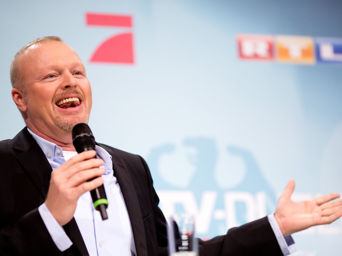 Moderator Stefan Raab lacht am 30.08.2013 in dem für das TV-Duell zwischen Bundeskanzlerin Merkel und SPD-Kanzlerkandidaten Steinbrück vorbereiteten Fernsehstudio in Berlin Adlershof.