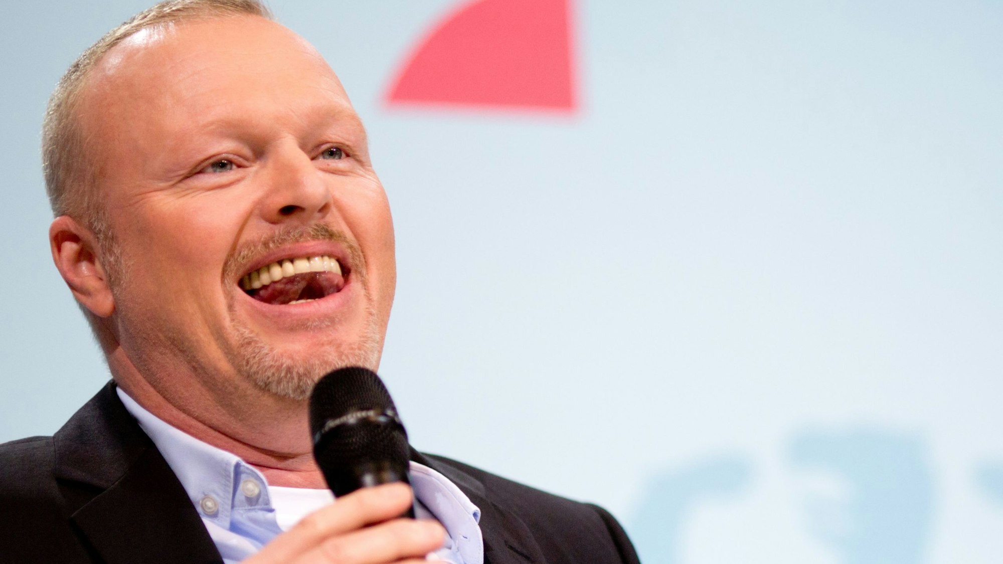 Moderator Stefan Raab lacht am 30.08.2013 in dem für das TV-Duell zwischen Bundeskanzlerin Merkel und SPD-Kanzlerkandidaten Steinbrück vorbereiteten Fernsehstudio in Berlin Adlershof.