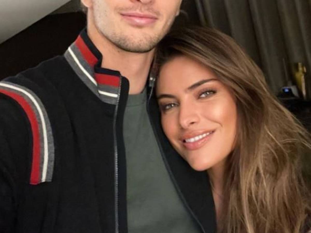 Alexander Zverev und Sophia Thomalla blicken in die Kamera und lächeln. Sie legt ihren Kopf auf seine Brust.