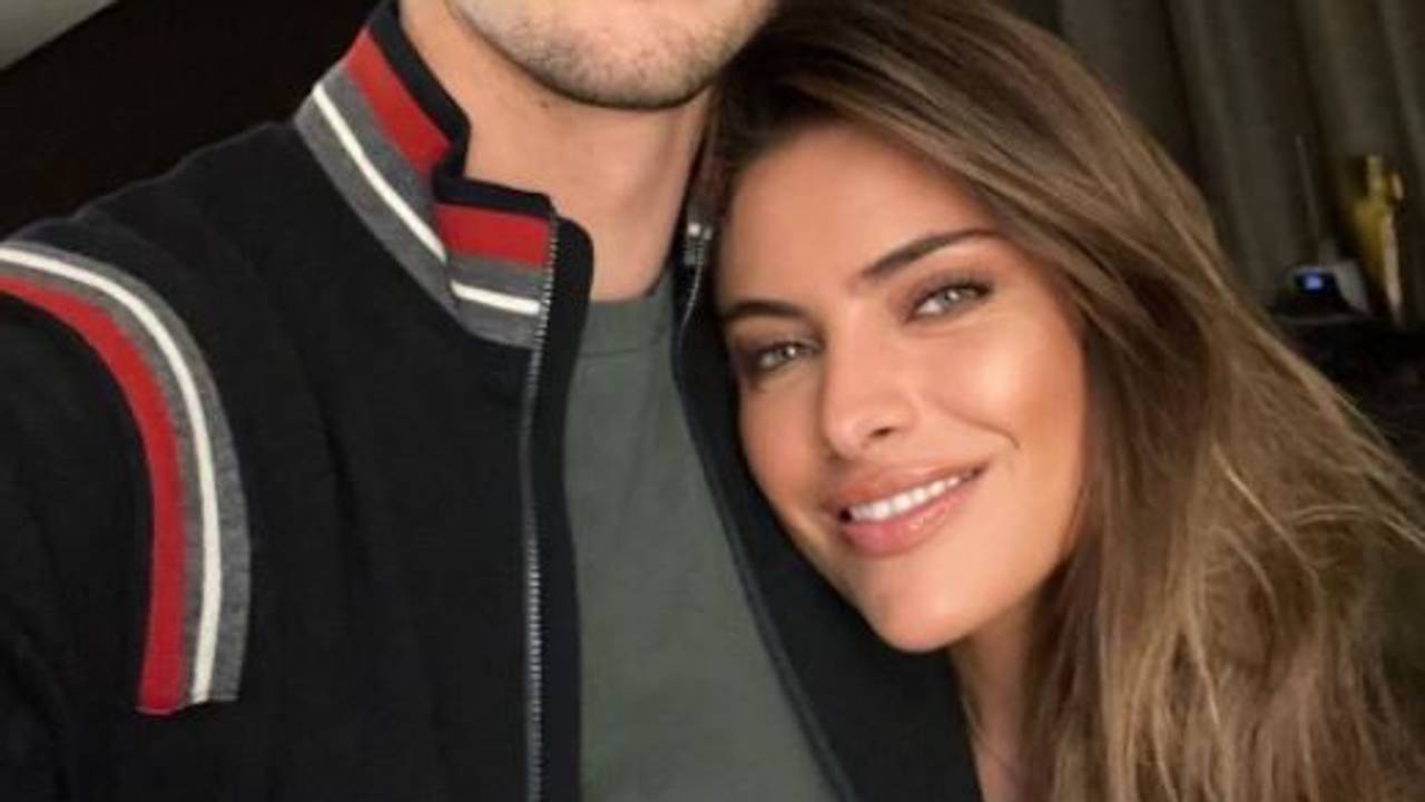 Alexander Zverev und Sophia Thomalla blicken in die Kamera und lächeln. Sie legt ihren Kopf auf seine Brust.