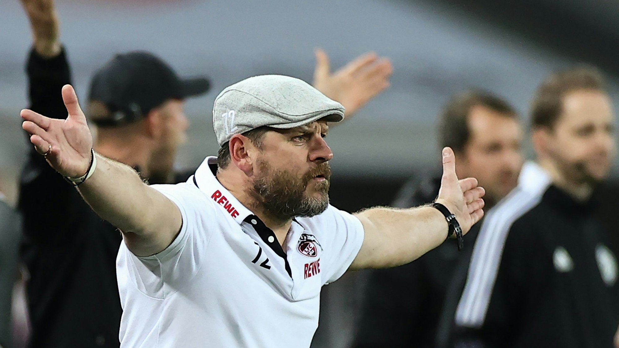 Steffen Baumgart gestikuliert an der Seitenlinie