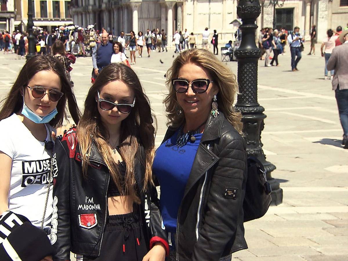 Davina (li.), Shania und Carmen Geiss (hier 2021 in Venedig): Die Töchter der Millionärin sind nun für ein Autorennen verpflichtet worden. Doch was steckt dahinter?