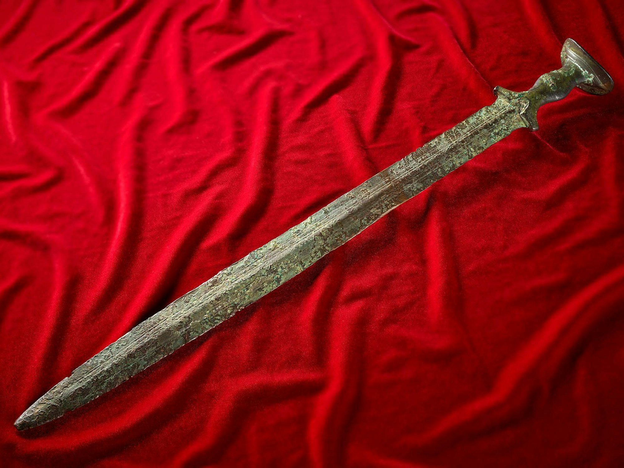 Das Schwert liegt auf rotem Stoff im Bonner Landesmuseum.