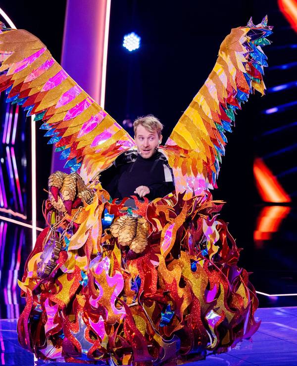 Samuel Koch, Schauspieler, zeigt sich als Sänger in der Figur „Der Phönix“ in der ProSieben-Show „The Masked Singer“