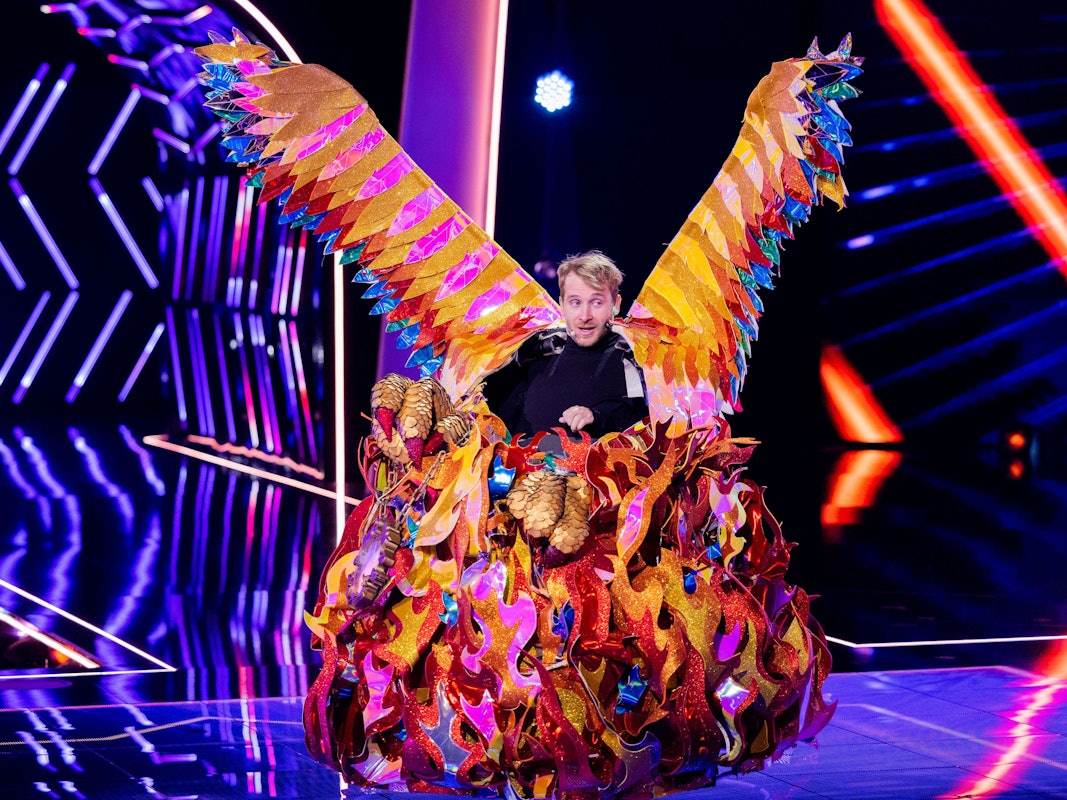 Samuel Koch, Schauspieler, zeigt sich als Sänger in der Figur „Der Phönix“ in der ProSieben-Show „The Masked Singer“